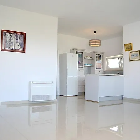 Seafront 2-Bedroom Apartment The New View Preko